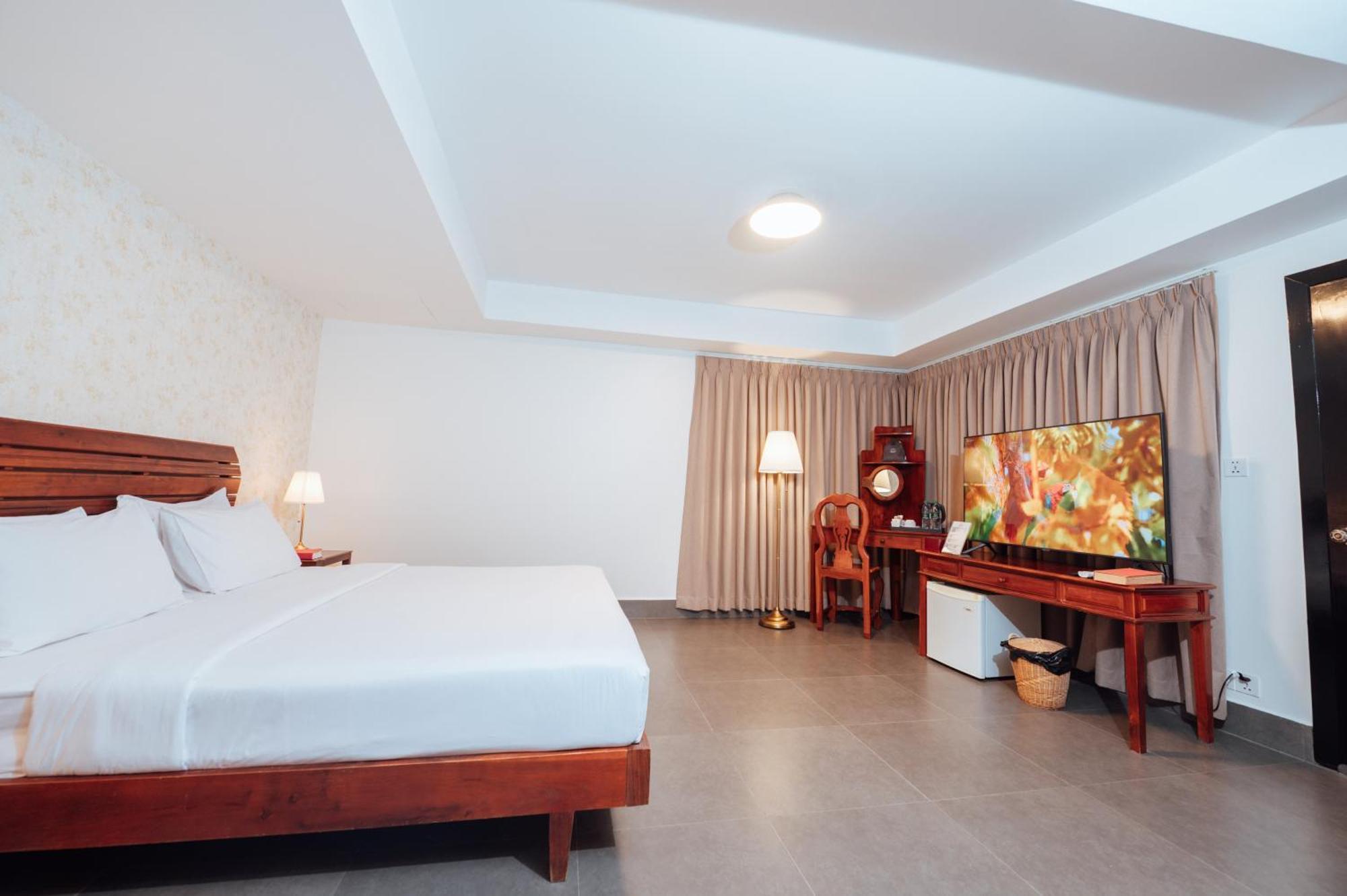 Cambodian Country Club Hotel Phnom Penh Exterior photo