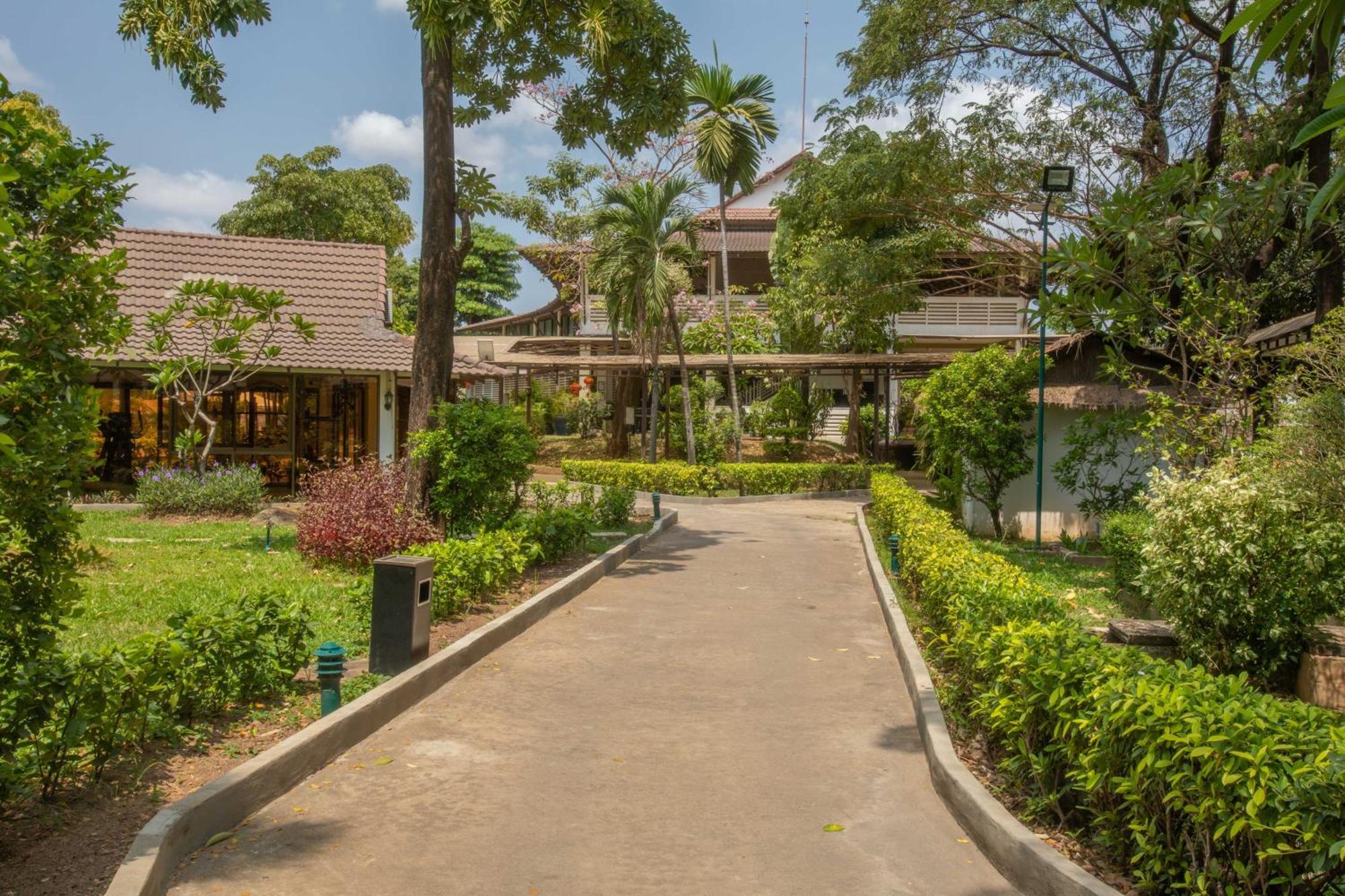 Cambodian Country Club Hotel Phnom Penh Exterior photo